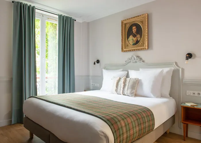 Hotel De La Porte Doree Париж